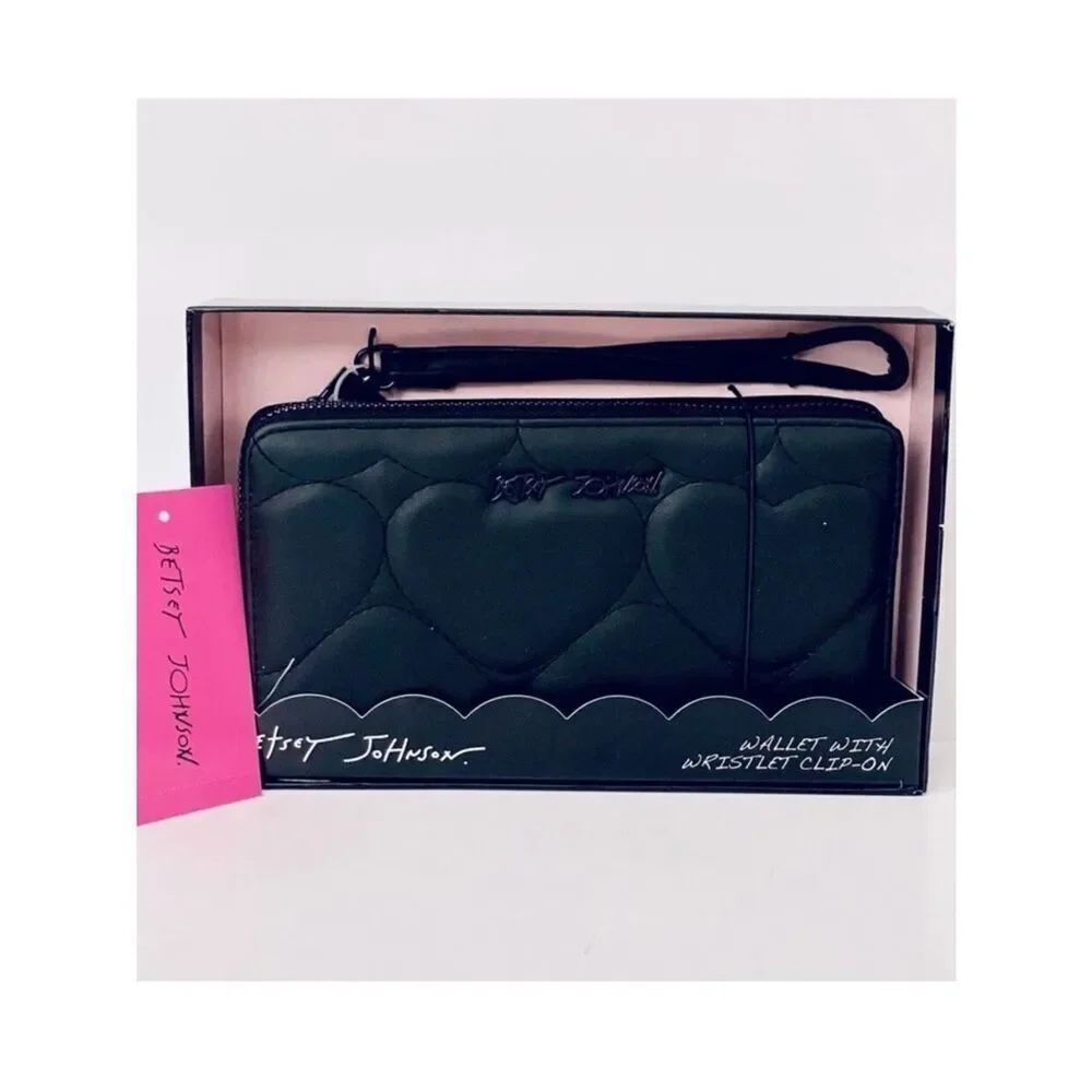 NWT Gorgeous Betsey Johnson Black Quilted Hearts Zip All Around Wristlet Wallet